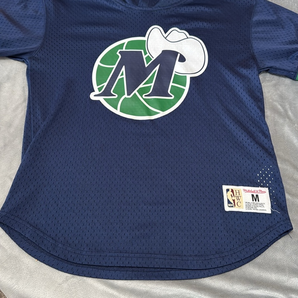 Dallas Mavericks Mitchell & Ness Youth Hardwood Classics Unbeaten Hoodie T-Shirt - Picture 5 of 14